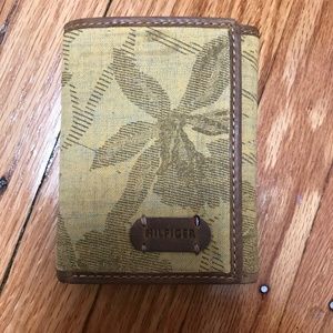NWOT TOMMY HILFIGER LT YELLOW/TAN TRIFOLD WALLET